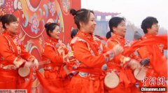 打腰鼓、吃爆肚，外国留学生逛庙会：下次还