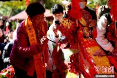 （新春见闻）为5万斤“米龟”点睛  两岸