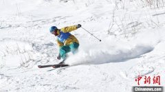 全国70多名滑雪爱好者亚布力挑战“亚洲最