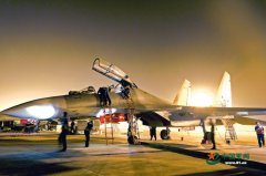 夜航影像丨空军航空兵某旅机务官兵保障夜间