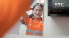 秘鲁姑娘实现驾驶巨型矿卡梦